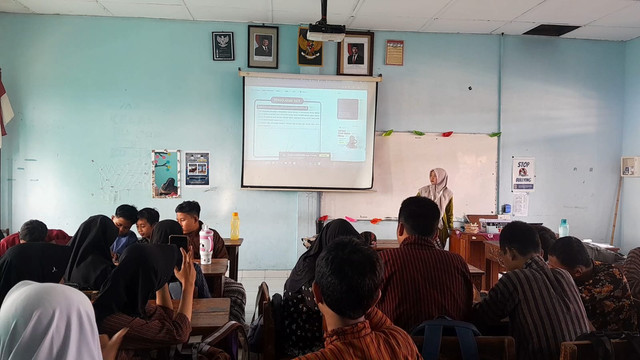 Pembelajaran IPA Menggunakan PhET Simulation di Kelas VII A. Foto: Risky Ramadhani. Senin (31/08/26)