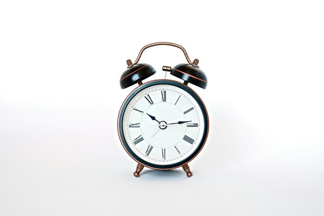 Ilustrasi Jam 1 PM artinya. Foto: Unsplash/insung yoon