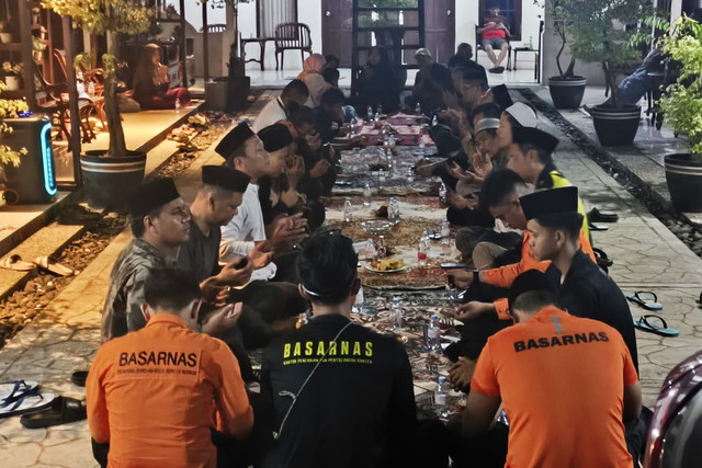 Menjelang hari terakhir pencarian, keluarga lima jurnalis dan tiga awak kapal yang hilang kontak di Selat Sunda berkumpul dalam doa bersama, Rabu (16/9/2026) malam. Foto: Dok. kumparan