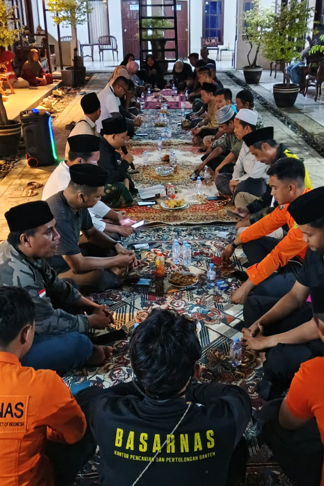 Menjelang hari terakhir pencarian, keluarga lima jurnalis dan tiga awak kapal yang hilang kontak di Selat Sunda berkumpul dalam doa bersama, Rabu (16/9/2026) malam. Foto: Dok. kumparan