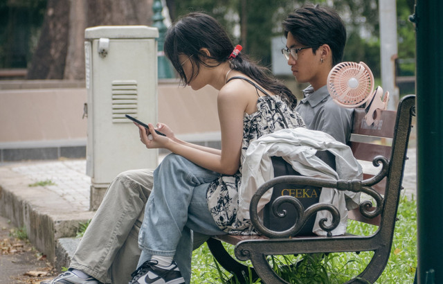 Ilustrasi generasi muda dalam mencari sebuah informas. Foto: Thang Cao/Pexels, 10 Juni 2024.