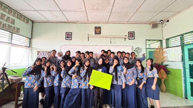 Potret kebersamaan mahasiswa PK UNY bersama murid kelas VII SMP Negeri 7 Yogyakarta setelah kegiatan pembelajaran. Foto: Nabila Vitasari