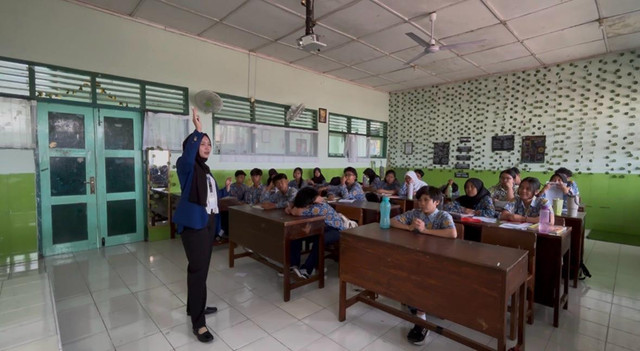 Potret mahasiswa PK UNY sedang menjelaskan materi barisan aritmetika kepada murid kelas VIII SMP Negeri 7 Yogyakarta dalam kegiatan pembelajaran pada 11 September 2026. Foto: Nabila Vitasari
