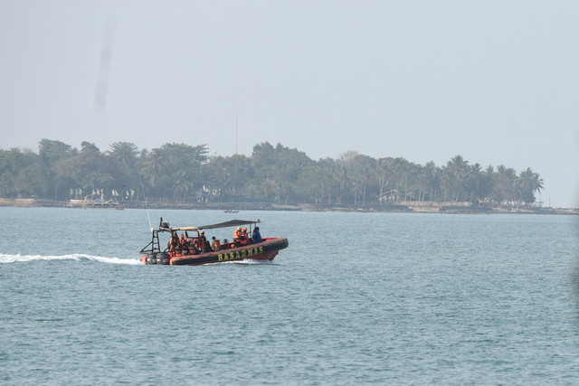 Personel tim SAR gabungan yang menaiki kapal Rigid Inflatable Boat (RIB) 02 Banten melakukan operasi pencarian pada hari kesepuluh terhadap lima jurnalis dan tiga awak kapal yang hilang kontak di Carita, Pandeglang, Banten, Kamis (17/9/2026). Foto: Indrianto Eko Suwarso/ANTARA FOTO