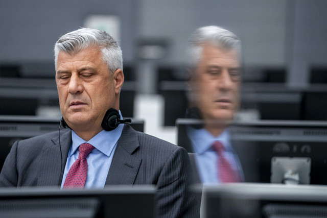 Mantan presiden Kosovo, Hashim Thaci, duduk untuk pertama kalinya di hadapan pengadilan kejahatan perang di Den Haag (9/11/2020). Foto: Jerry Lampen / various sources / AFP