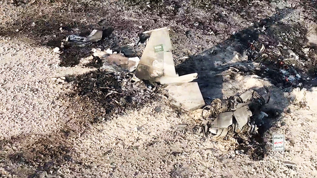 Puing-puing jet tempur Arab Saudi yang diklaim kelompok Houthi berhasil ditembak jatuh terlihat dalam tangkapan layar dari video rilis media militer Houthi di Yaman, Rabu (16/9/2026). Foto: Houthi Military Media/Reuters