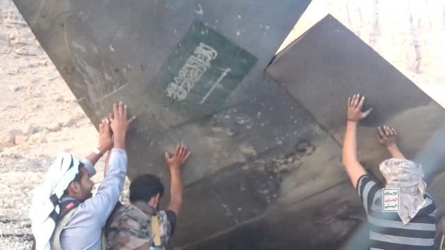 Beberapa pria mendorong bangkai jet tempur Arab Saudi yang diklaim berhasil ditembak jatuh oleh militer Houthi di Yaman dalam tangkapan layar dari video rilis media militer Houthi, Rabu (16/9/2026). Foto: Houthi Military Media/Reuters