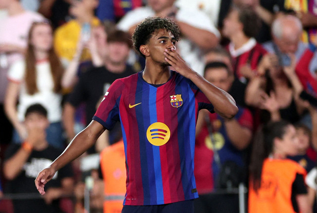 Lamine Yamal merayakan gol kelima Barcelona saat melawan Rayo Vallecano.