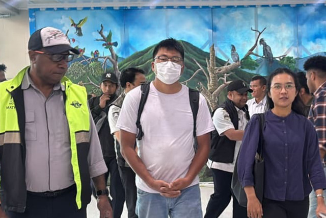 WN China (tengah) yang tombak penyu dikirim ke Sorong. Foto: Imigrasi Makassar