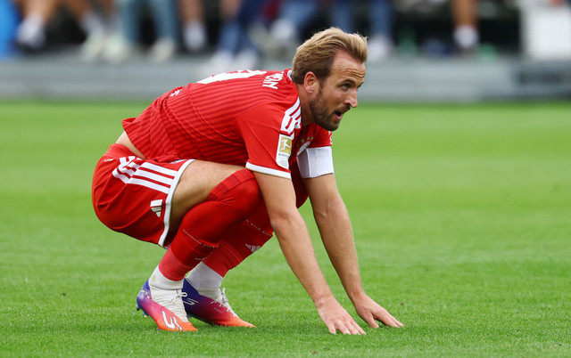 Harry Kane bereaksi saat Bayern Munich melawan SV Elversberg.