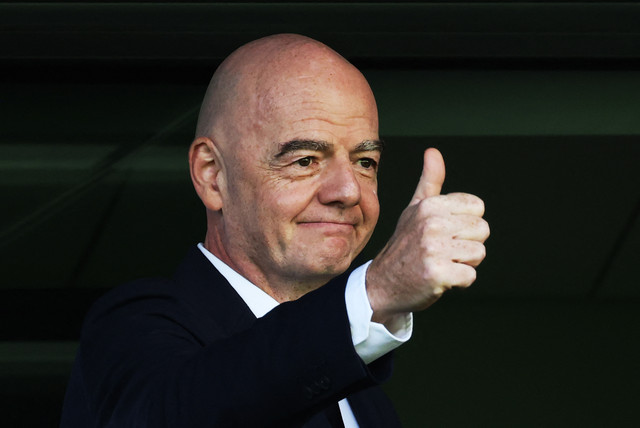 Presiden FIFA Gianni Infantino berada di dalam stadion sebelum pertandingan Polandia melawan Argentina.