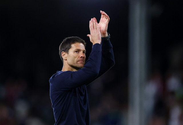 Pelatih Chelsea Xabi Alonso merayakan kemenangan setelah pertandingan melawan Fulham.