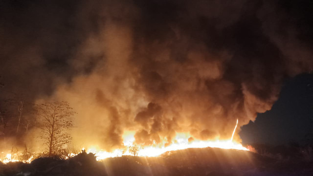 Lahan yang menjadi tempat pembuangan sampah terbakar di kawasan Alam Sutera, Kecamatan Pinang, Kota Tangerang, Rabu (16/9/2026). Foto: Dok. BPBD Kota Tangerang