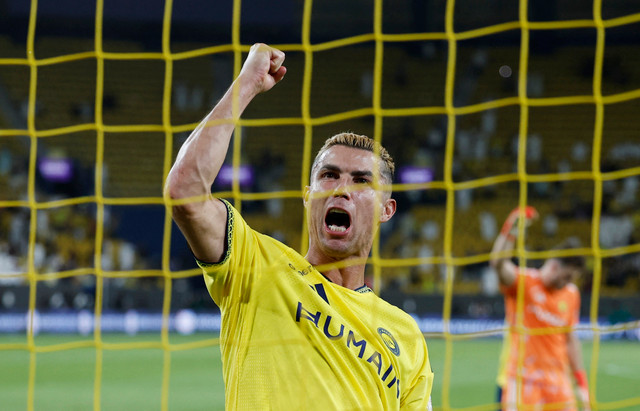 Cristiano Ronaldo merayakan kemenangan Al Nassr setelah pertandingan melawan Abha.