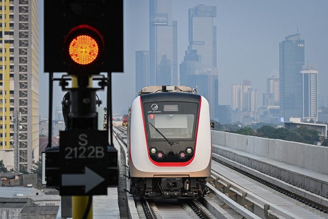 Rangkaian kereta LRT Jakarta Manggarai-Kelapa Gading melintas di kawasan Manggarai, Jakarta, Kamis (17/9/2026). Foto: Sulthony Hasanuddin/ANTARA FOTO 