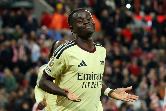 Bukayo Saka merayakan gol kedua Arsenal saat melawan Sunderland.
