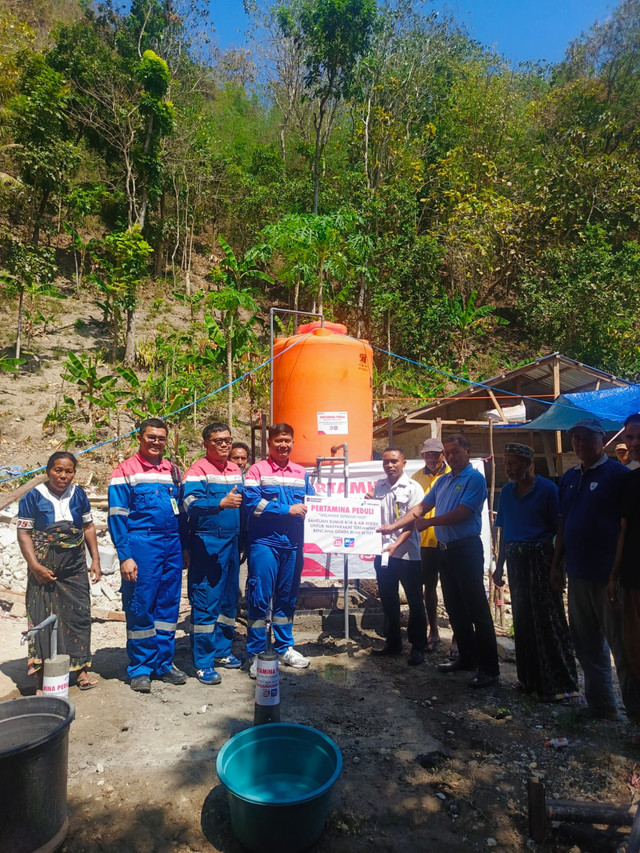 Pertamina menyerahkan bantuan akses air bersih yang lebih dekat untuk warga di Watubaur, Kelurahan Wangkung, Kecamatan Reok, Manggarai, Nusa Tenggara Timur. Foto: Dok. Pertamina