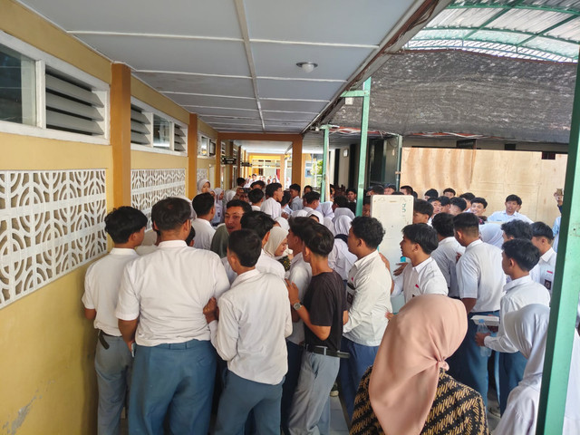Siswa SMAN 1 Sentolo, Kabupaten Kulon Progo, DIY, berkumpul di depan ruang Bimbingan Konseling (BK) sekolahnya untuk meminta klarifikasi pihak sekolah terkait kasus dugaan pelecehan yang dilakukan oknum satpam, Kamis (17/9/2026). Foto: Arfiansyah Panji Purnandaru/kumparan