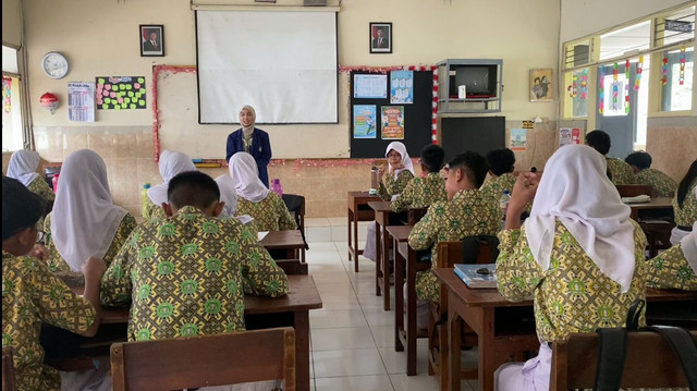 Proses pembelajaran Bahasa Indonesia kelas VIII A di SMP N 14 Yogyakarta. Foto oleh Shela Azzumar.