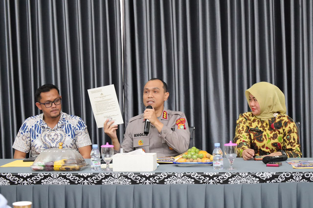 Kapolres Metro Bekasi Kota Kombes Pol Putu Kholis Aryana bersama 98 Kepala SMA Perkuat Jaga Pelajar. Foto: Dok. Polres Metro Bekasi Kota.