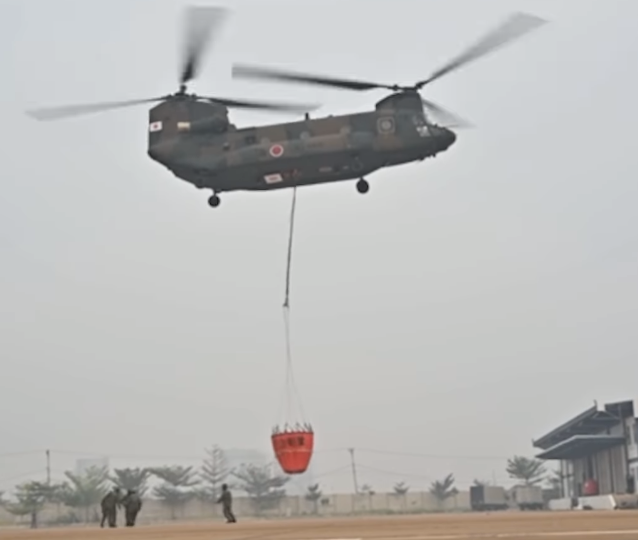 Helikopter Chinook milik militer Jepang mulai memadamkan karhutla di Kalbar, 16 September 2026. Foto: IG/@jgsdf_gcc