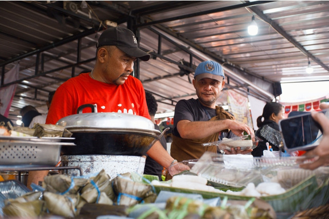 Sumber: (Qeis Ismail) https://www.pexels.com/id-id/foto/pedagang-makanan-jalanan-di-pasar-ramai-jakarta-36590874/