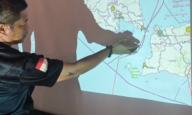 .Pencarian lima wartawan dan tiga anak buah kapal (ABK) yang hilang kontak di Selat Sunda memasuki hari terakhir, Kamis (17/9). Area diperluas hingga Samudera Hindia. dok kumparan