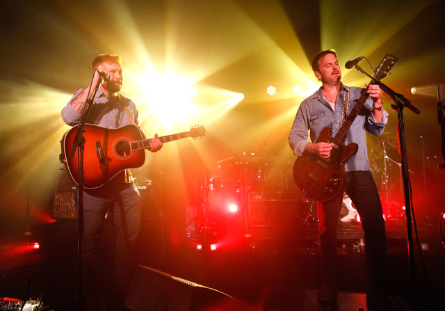 Penyanyi musik country Zach Bryan (kiri) dan vokalis Kings of Leon Caleb Followill tampil dalam pertunjukan musik di The Basement East, Nashville, Tennessee, AS, Kamis (10/9/2026). Foto: Jason Kempin/Getty Images/AFP