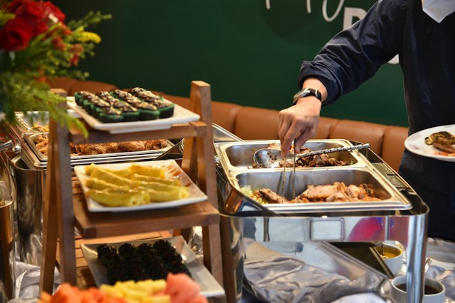 Ilustrasi menu buffet adalah.Foto: Christian Dala / Unsplash