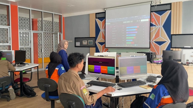 Siswa kelas XI DPIB mengikuti asesmen interaktif menggunakan Wayground pada pembelajaran Konstruksi Jalan dan Jembatan, Rabu (19/8/2026). (Sumber: Dokumentasi Pribadi)
