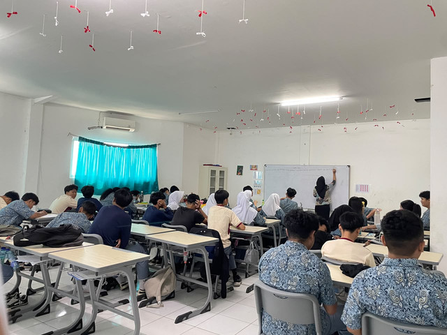 Suasana proses belajar mengajar di ruang kelas yang menggambarkan peran pendidikan dalam membangun kemampuan, keterampilan, dan kesiapan generasi muda menghadapi tantangan masa depan.