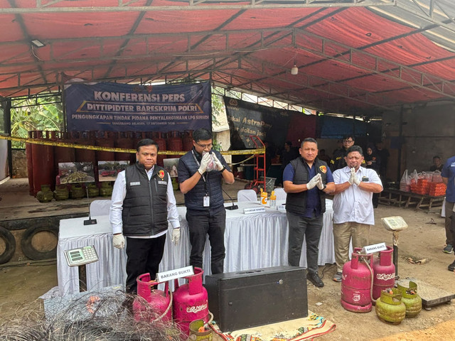 Barang bukti Gas LPG 50KG, 12 KG, dan 3 KG di Pondok Aren, Tangerang Selatan, Banten, Kamis (17/9/2026). Foto: Pradya Tirta/kumparan