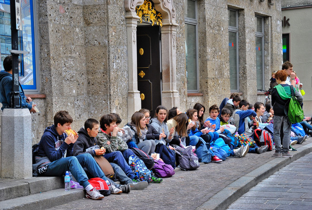Karakter di Era Gen Z https://pixabay.com/photos/children-school-to-learn-street-4768404/