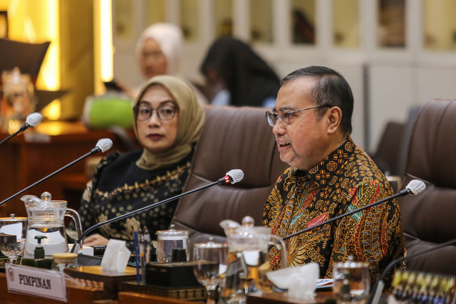 Wakil Ketua Komisi IX DPR Yahya Zaini (kanan) memimpin rapat kerja dengan Menteri Perlindungan Pekerja Migran Indonesia (P2MI) Mukhtarudin dan Menteri Ketenagakerjaan Yassierli di Kompleks Parlemen, Senayan, Jakarta, Kamis (17/9/2026).  Foto: Asprilla Dwi Adha/ANTARA FOTO