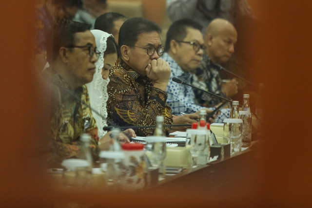 Menteri Perdagangan Budi Santoso (tengah) mengikuti rapat kerja dengan Komisi VI DPR di Kompleks Parlemen, Senayan, Jakarta, Kamis (17/9/2026). Foto: Asprilla Dwi Adha/ANTARA FOTO