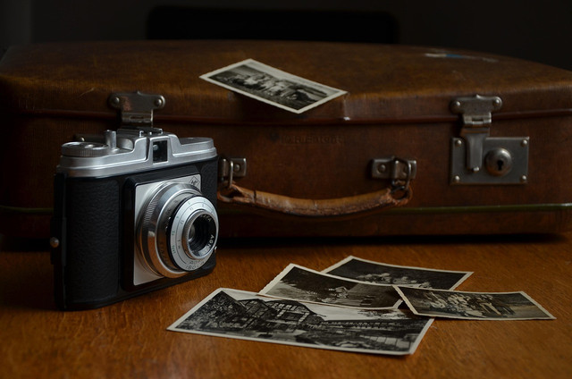 Foto-foto lama dan barang peninggalan perjalanan sering kali menjadi pemantik ingatan emosional kita terhadap suatu lokasi (Sumber https://pixabay.com/photos/camera-luggage-polaroid-photos-514992/)