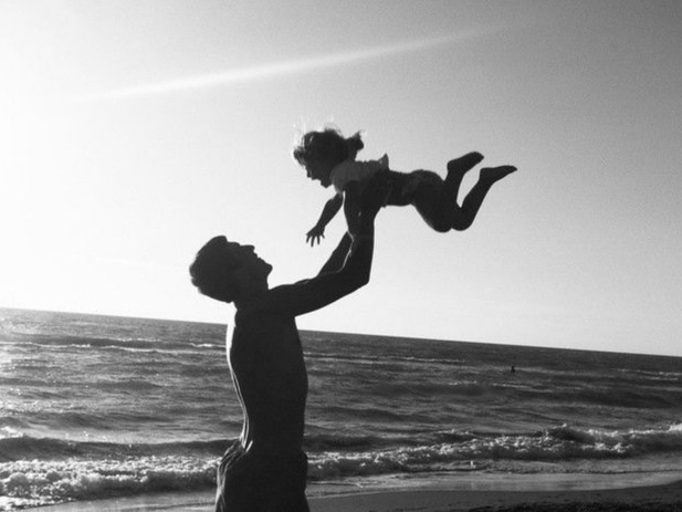 Hangatnya hubungan ayah dan anak dalam sebuah momen penuh kasih. (Gambar di ambil dari Shutterstock)