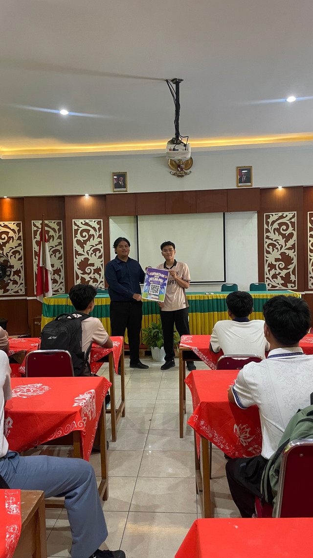 Serah terima pamflet qr code curahatkan keluh kesahmu kepada ketua osis sma negeri 1 jogonalan yang nanti akan di sosialisasikan kepada seluruh siswa sma negeri 1 jogonalan