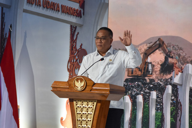 Menteri Lingkungan Hidup Moh Jumhur Hidayat menyampaikan sambutan saat peresmian pembangunan Pengolahan Sampah menjadi Energi Listrik (PSEL) Bogor Raya 1 di Desa Galuga, Kabupaten Bogor, Jawa Barat, Kamis (17/9/2026). Foto: Arif Firmansyah/ANTARA FOTO