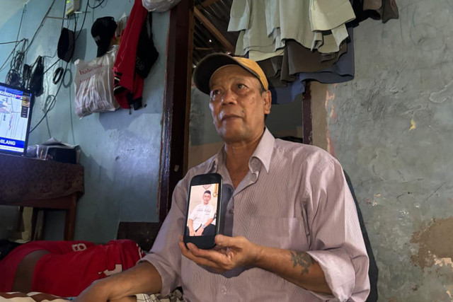 Dadi Supriyadi (64), ayah dari Gery Donovan (35) penumpang Kapal Virgo Transport 8 yang terbalik di Laut Jawa, saat ditemui di kediamannya di RT 02 RW 06 Kelurahan Babakan, Kecamatan Bogor Tengah, Kota Bogor, Rabu (16/9/2026). Foto: kumparan