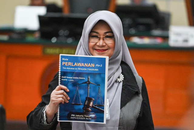 Terdakwa kasus dugaan pencemaran nama baik ijazah Presiden ke-7 RI Joko Widodo, Dokter Tifa, menunjukkan nota perlawanan usai sidang diskors di Pengadilan Negeri Jakarta Timur, Jakarta, Kamis (17/9/2026). Foto: Fakhri Hermansyah/ANTARA FOTO