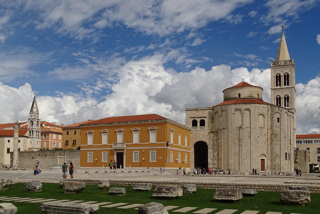 Ilustrasi kebiasaan sederhana di rumah dan perubahan zaman ( Sumber gambar: https://pixabay.com/photos/st-donatus-church-zadar-monastery-507024/ )