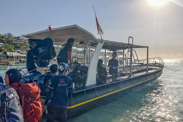 Proses penanganan dan evakuasi WN Malaysia bernama Siti Nuraini Binti Rusidi (39) yang tewas saat menyelam di Crystal Bay, Nusa Penida. Foto: Dok. Polres Klungkung