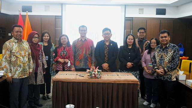Foto Bersama Tim Unika Atma Jaya dan Swiss German University (Sumber: Unika Atma Jaya)