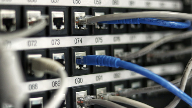 Deretan rak server di fasilitas pusat data (data center). (Foto: Unsplash)