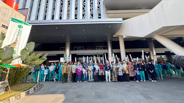 Sebanyak 250 mahasiswa baru UNISA Yogyakarta terlibat dalam sosialisasi dan pemasangan 50 LOSIDA bersama warga di Nogotirto, Gamping, Sleman, Rabu (16/9). Foto: Pandangan Jogja.