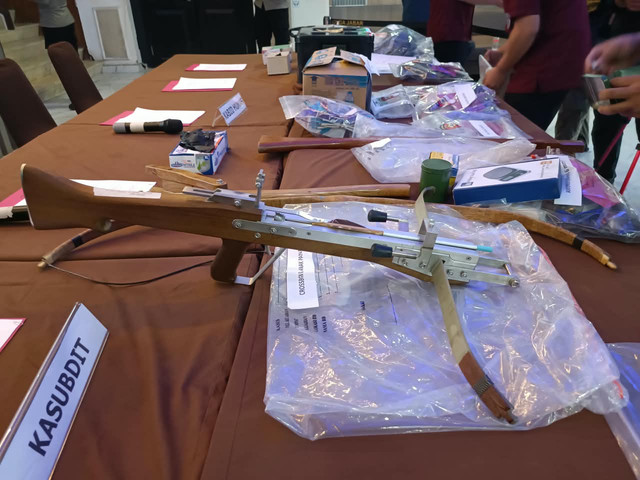 Barang bukti yang diamankan Polda Jabar dalam Tindak Pidana Kejahatan Umum (Kejahatan Senjata Api dan Bahan Peledak, Persiapan di Grup WhatsApp True Crime Community) saat ditampilkan pada konferensi pers di Mapolda Jabar, Kamis (17/9/2026). Foto: Abisatya/kumparan