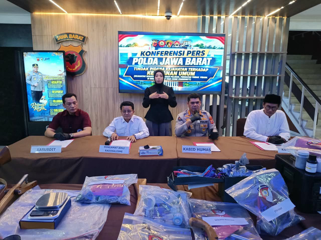 Polda Jabar menggelar Konferensi Pers Tindak Pidana Kejahatan Umum (Kejahatan Senjata Api dan Bahan Peledak, Persiapan di Grup WhatsApp True Crime Community) di Mapolda Jabar, Kamis (17/9/2026). Foto: Abisatya/kumparan