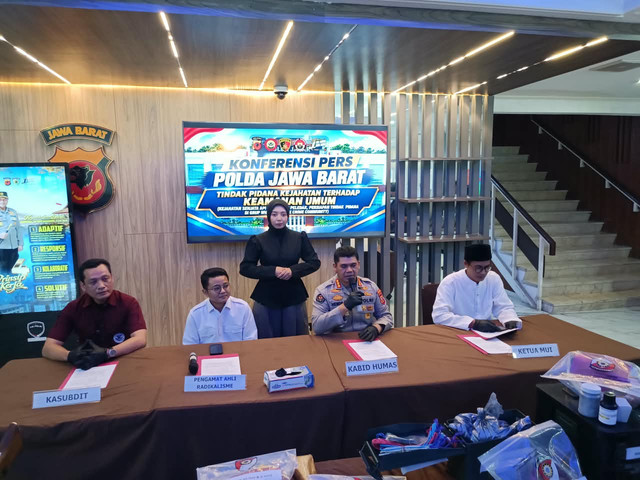 Polda Jabar menggelar Konferensi Pers Tindak Pidana Kejahatan Umum (Kejahatan Senjata Api dan Bahan Peledak, Persiapan di Grup WhatsApp True Crime Community) di Mapolda Jabar, Kamis (17/9/2026). Foto: Abisatya/kumparan