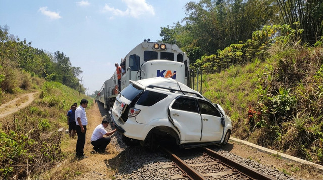 Mobil Mitsubishi Pajero putih terlibat kecelakaan dengan Kereta Api (KA) Ijen Ekspres relasi Malang-Ketapang di petak jalan Tanggul-Bangsalsari, tepatnya di KM 173+060, Kabupaten Jember, pada Kamis (17/9/2026). Foto: Dok. Daop 9 Jember